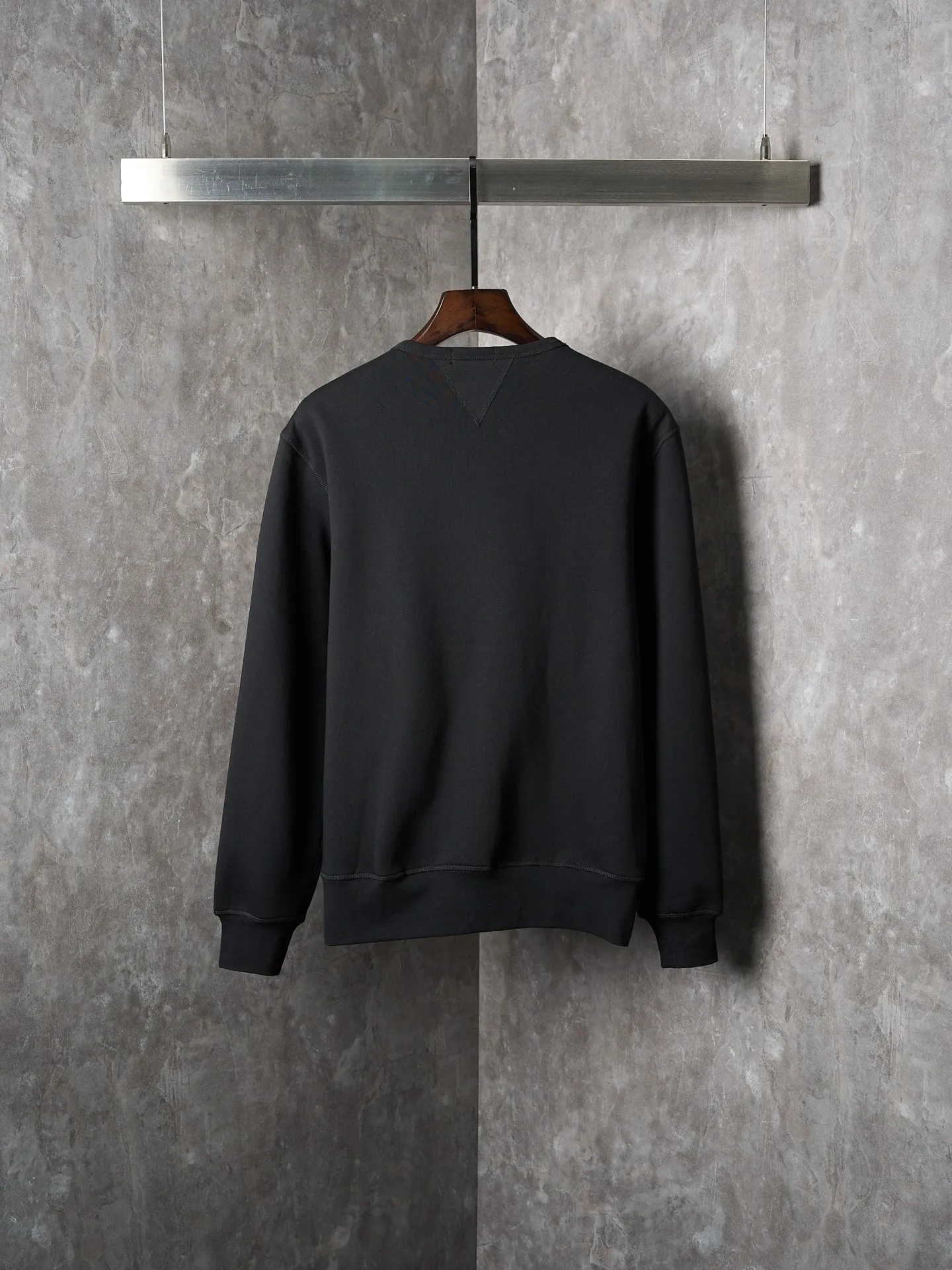 P290 Actual auction】Ralph Lauren/Ralph Lauren solid color pony logo embroidered round neck sweatshirt (black) [Ready stock] S M L XL custom cloud-like honey cotton fleece sweatshirt material with delicate feel and comfortable skin fit. A touch of midnight navy blue as the main color, exquisite red pony logo embellishment, full of recognition, with an atmosphere of freedom and vitality, a symphony of pure and smart colors, and outlining a high-end silhouette with extreme simplicity. Become the smart focus of vision and show your taste in silence. Use imported machine embroidery technology. Use advanced computer control system and precision mechanical components to realize the iconic pony embroidery operation. High precision. The lines are smooth and delicate. Adopt Hasuo technology. Use specific machines to sew. Hasuo has high fastness. It adds visual effects. It is time-consuming and labor-intensive. The fabrics have been washed and have a better hand feel. Not easy to deform. Not easy to shrink. Not easy to fade. Maintain long-term beauty and fit.